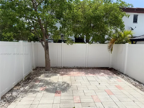 a view of a backyard