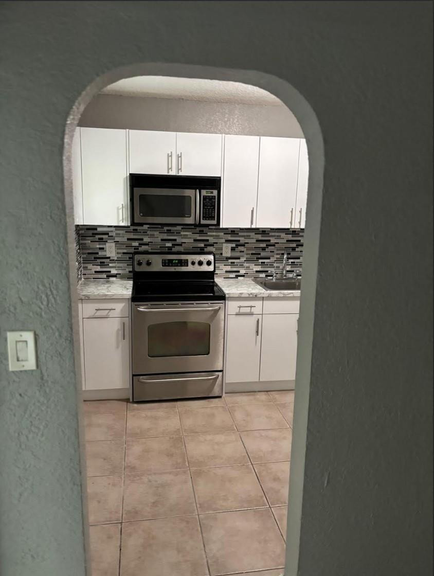 407 Southeast 3rd Avenue, Unit B Hallandale Beach, FL 33009 - Photo 3 of 10 Photo 3