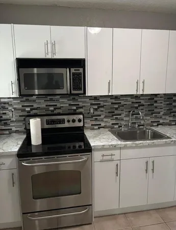 $1,600 | 407 Southeast 3rd Avenue, Unit B, Hallandale Beach, FL 33009