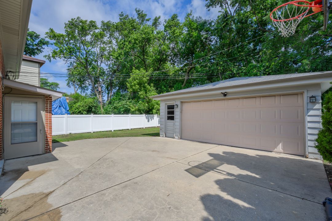 1700 Marvin Parkway Park Ridge, IL 60068 - Photo 24 of 26 a view of backyard with tub