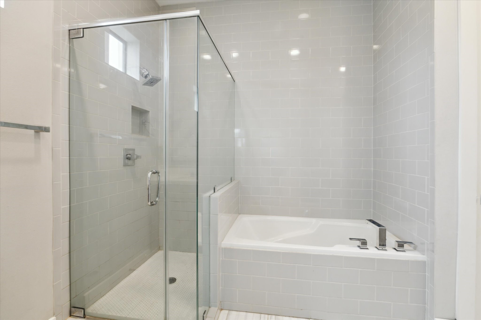 614 Thornton Road, Unit G Houston, TX 77018 - Photo 13 of 18 a bathroom with a bathtub and a shower