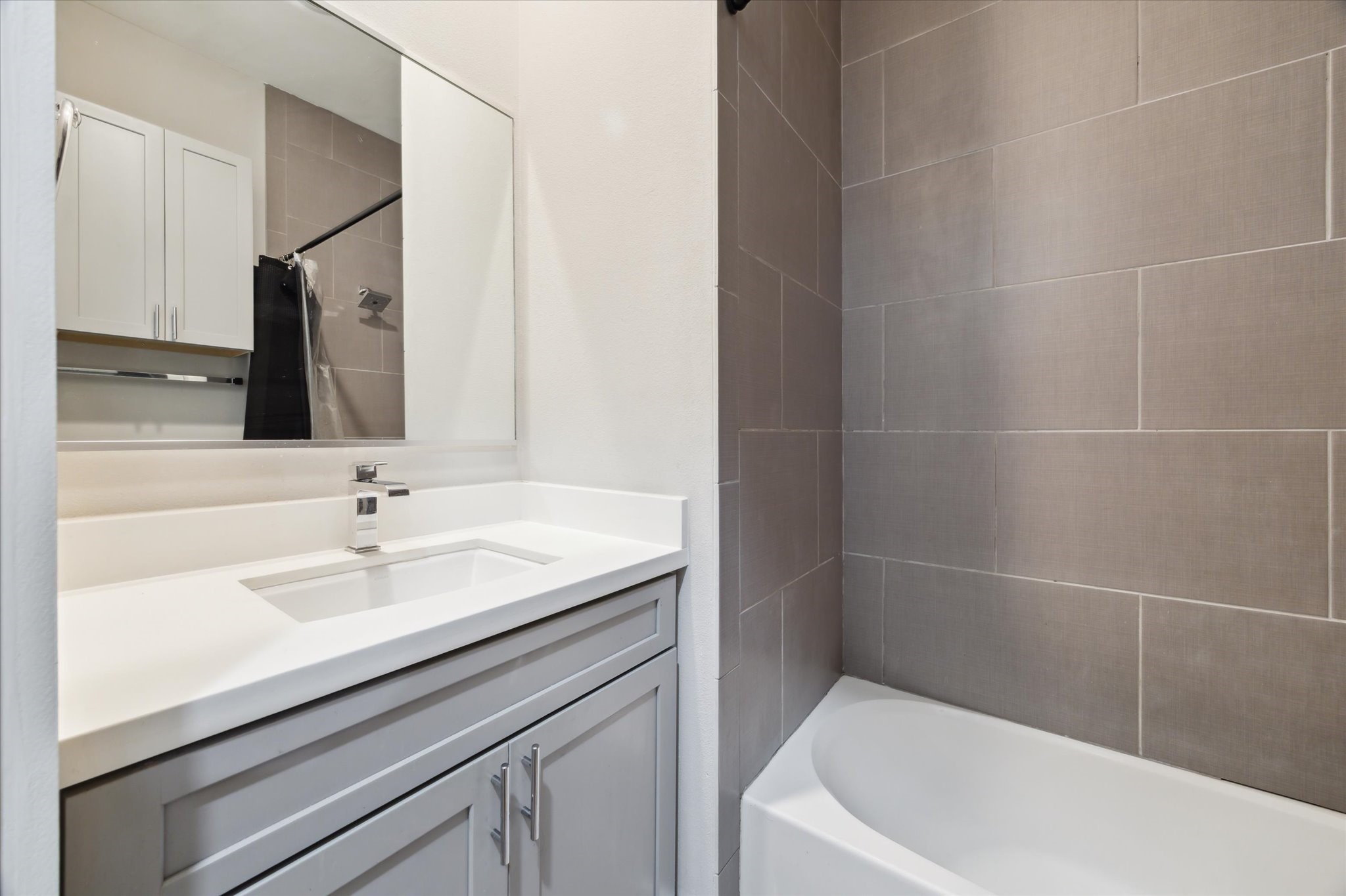614 Thornton Road, Unit G Houston, TX 77018 - Photo 16 of 18 a bathroom with a bathtub and a sink