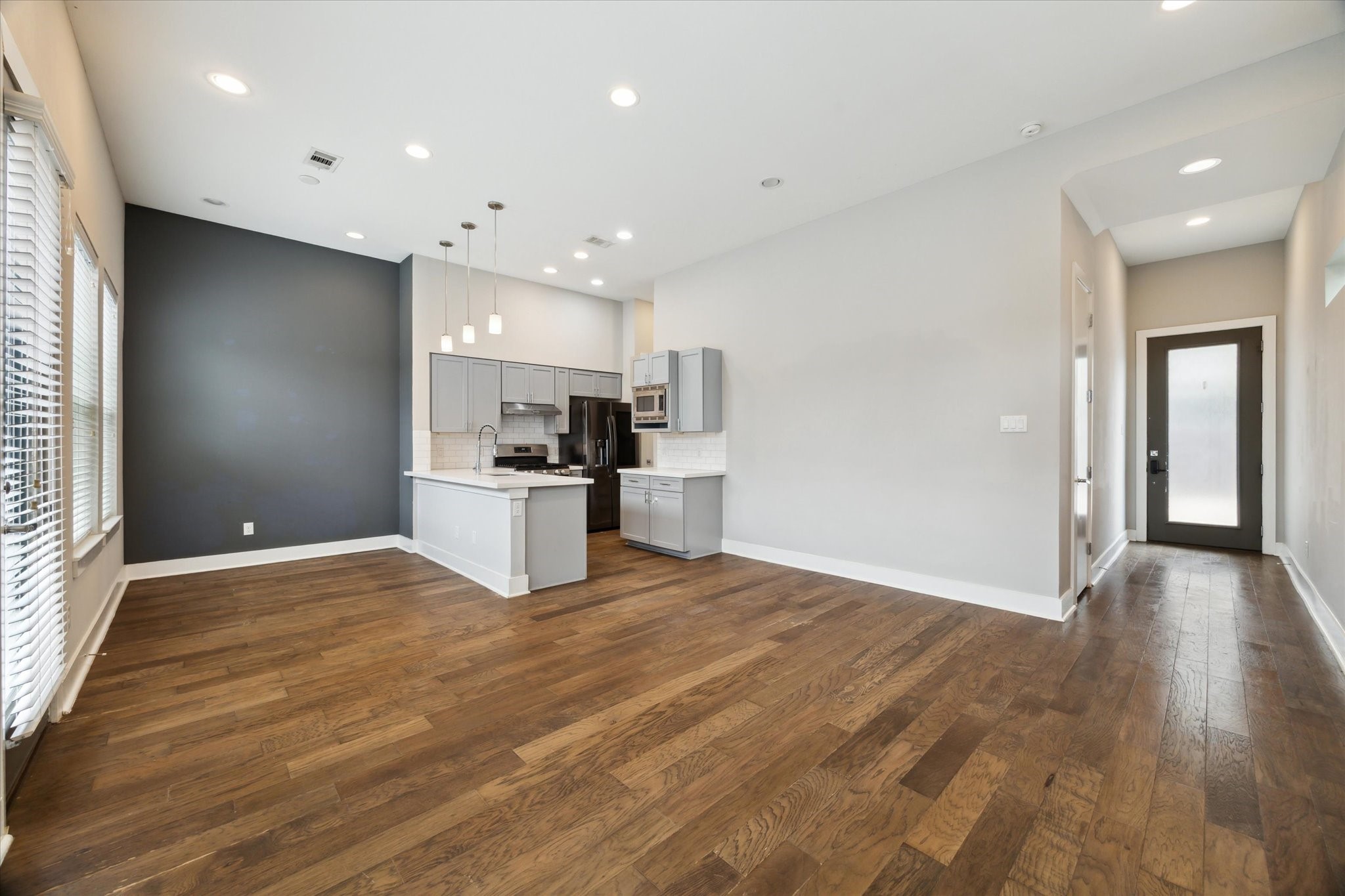 614 Thornton Road, Unit G Houston, TX 77018 - Photo 6 of 18 a view of kitchen with refrigerator and window