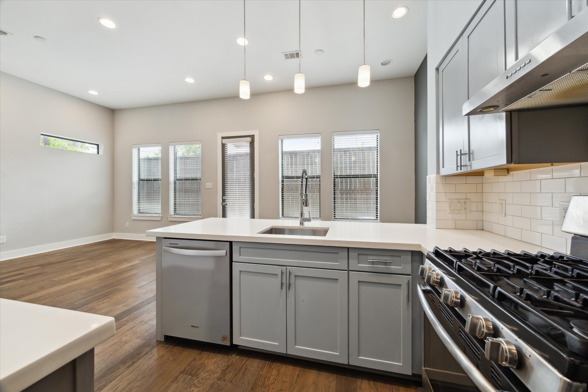 614 Thornton Road, Unit G Houston, TX 77018 - Photo 9 of 18 a kitchen with a sink and stove