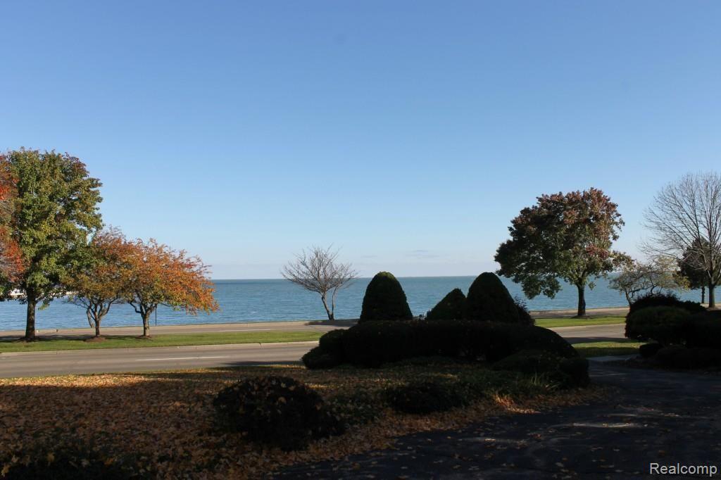 261 Lake Shore Road Grosse Pointe, MI 48236 - Photo 3 of 19 008.jpg