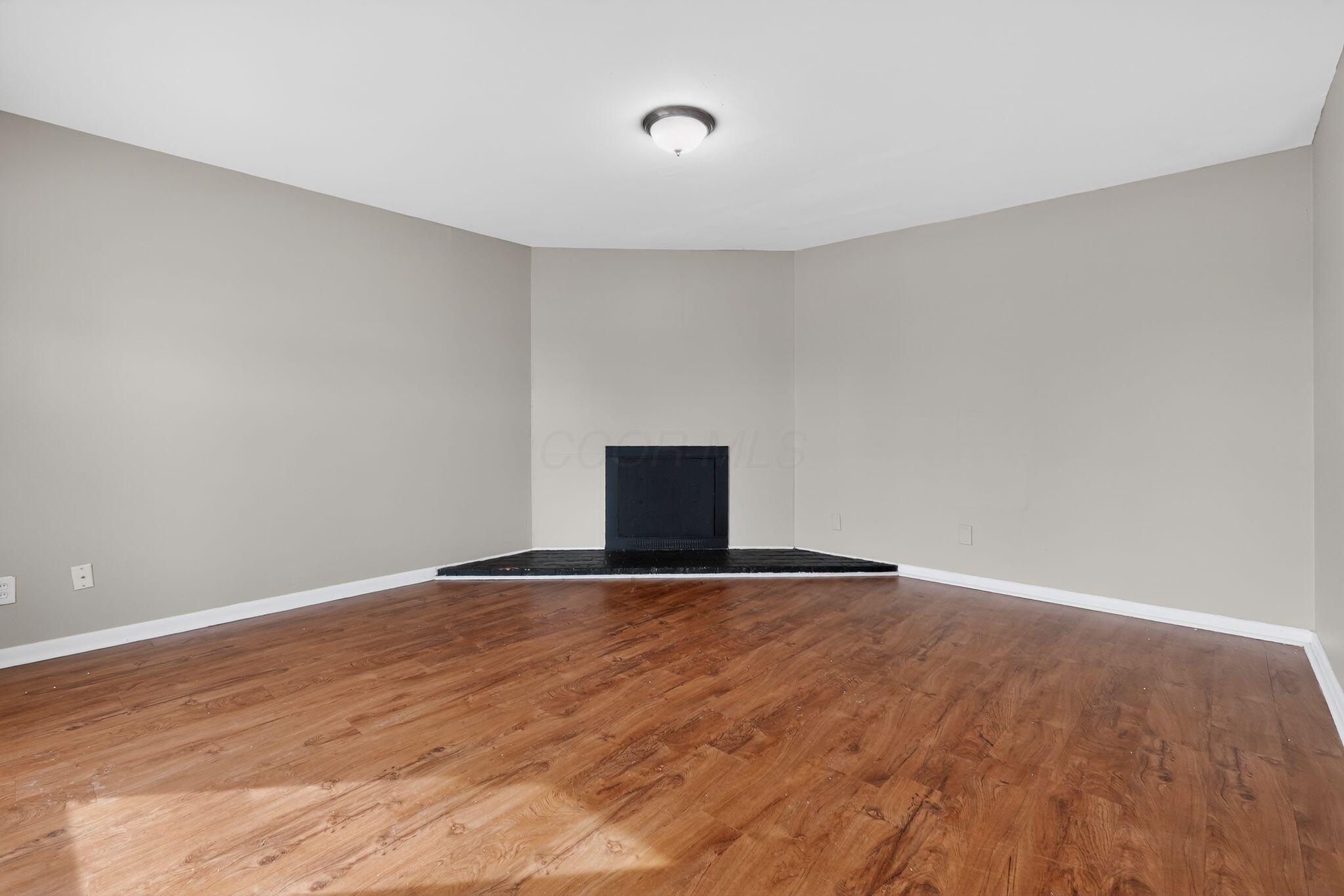 212 East Alcott Road Columbus, OH 43207 - Photo 4 of 31 09_212_E_Alcott_Rd_Columbus_OH_43207-Liv