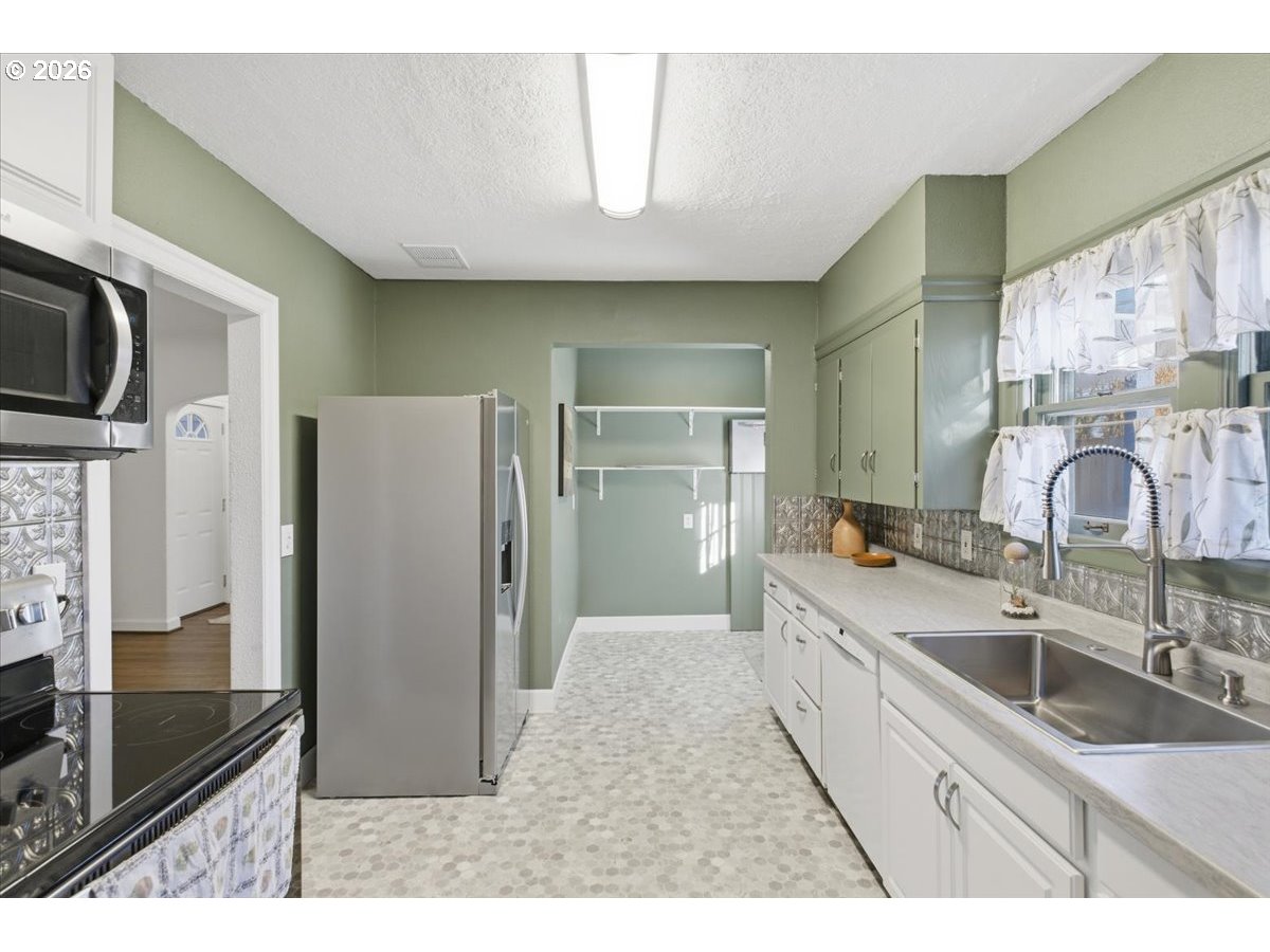 4086 Bell Avenue Eugene, OR 97402 - Photo 17 of 48