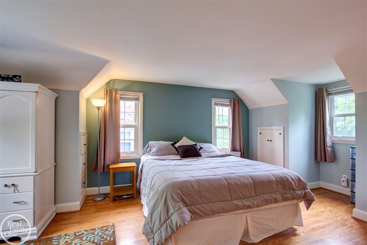 1324 Roslyn Road Grosse Pointe, MI 48236 - Photo 10 of 34 31351245-9.JPG