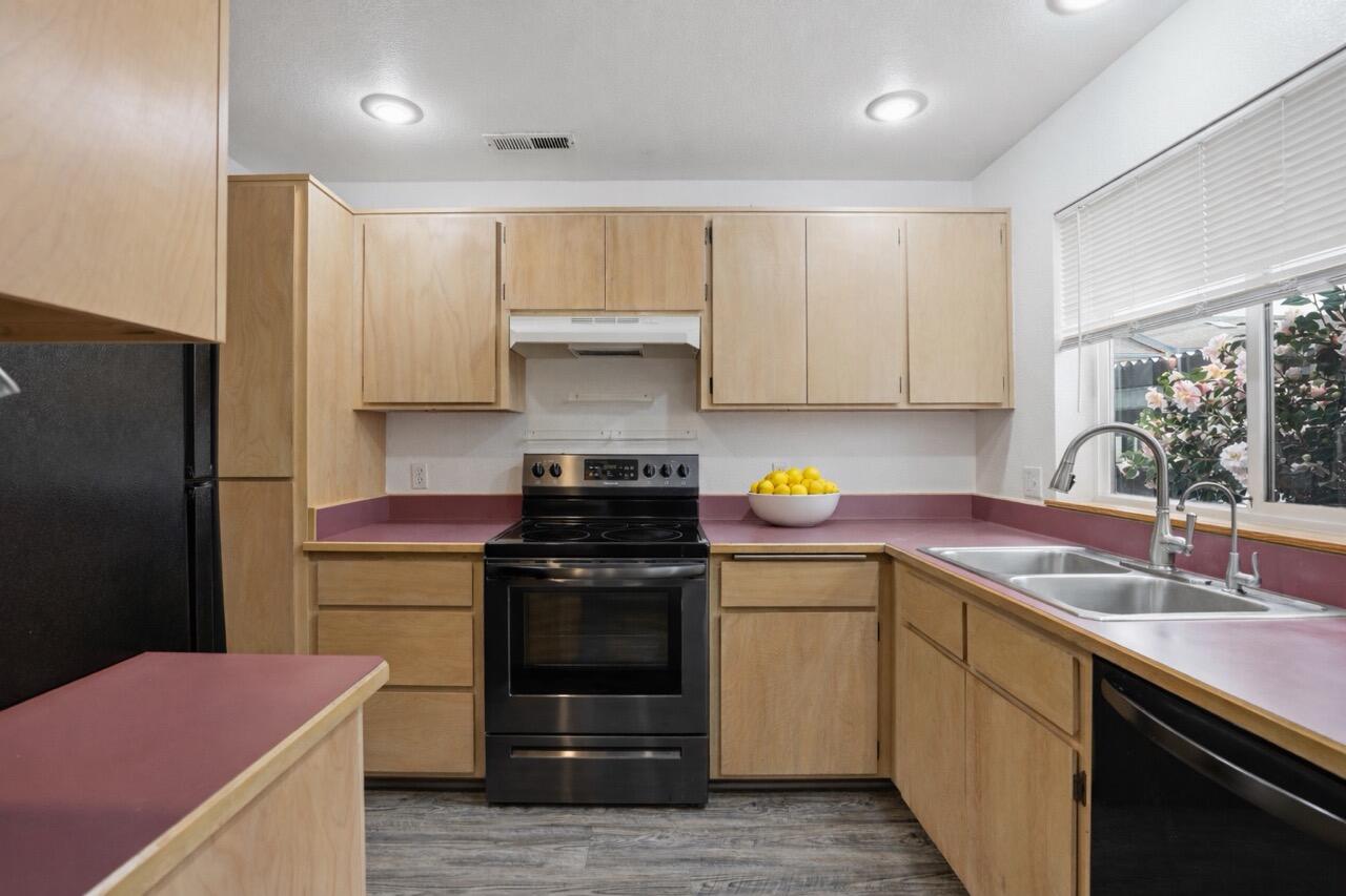 467 Tulipan Way Talent, OR 97540 - Photo 7 of 27 733AB8C5-684B-43DF-A422-B4AC01666A04 2 L