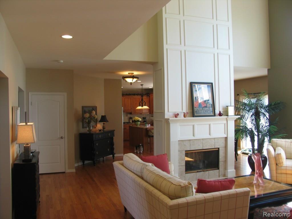 2899 North Addison Circle Rochester, MI 48306 - Photo 20 of 41 FAMILY ROOM/KITCHEN