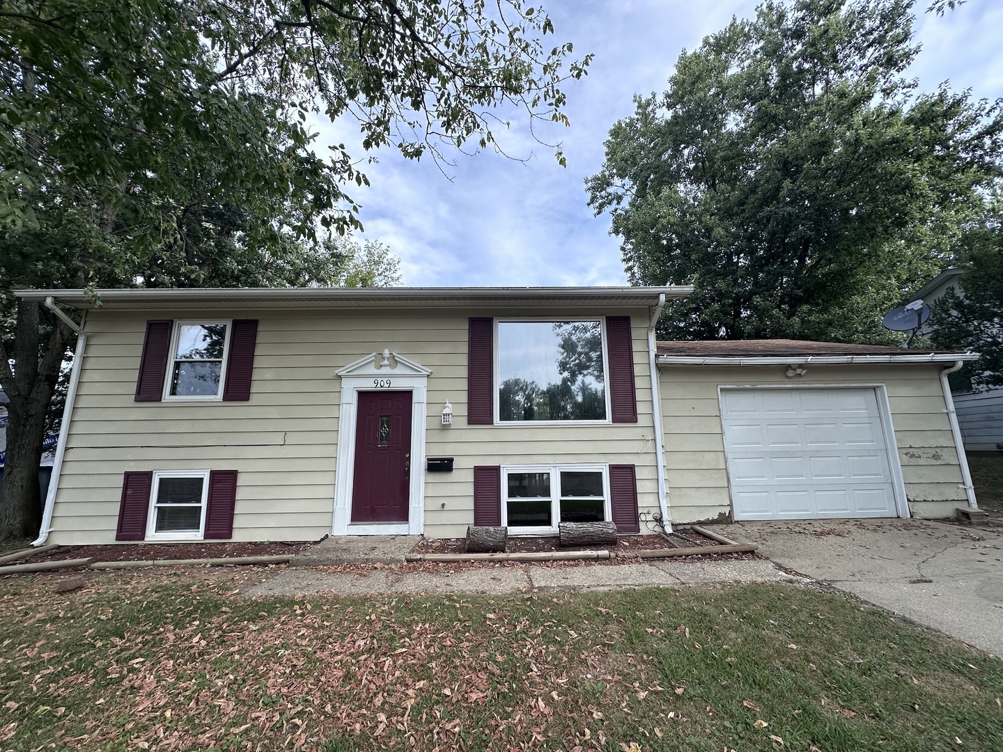 909 Sunset Ridge Danville, IL 61832 - Photo 1 of 20 Gallery Image 1