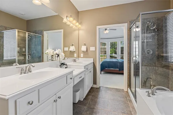 a en suite spacious bathroom with double sink and a large mirror