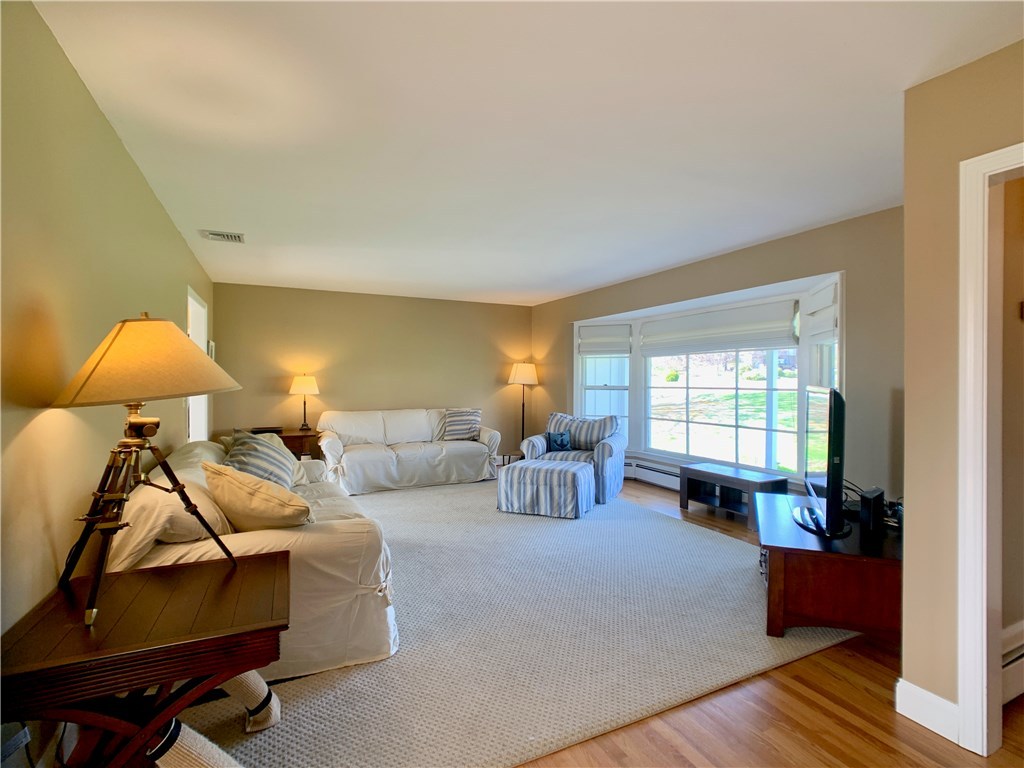 24 Bartlett Road Middletown, RI 02842 - Photo 7 of 48