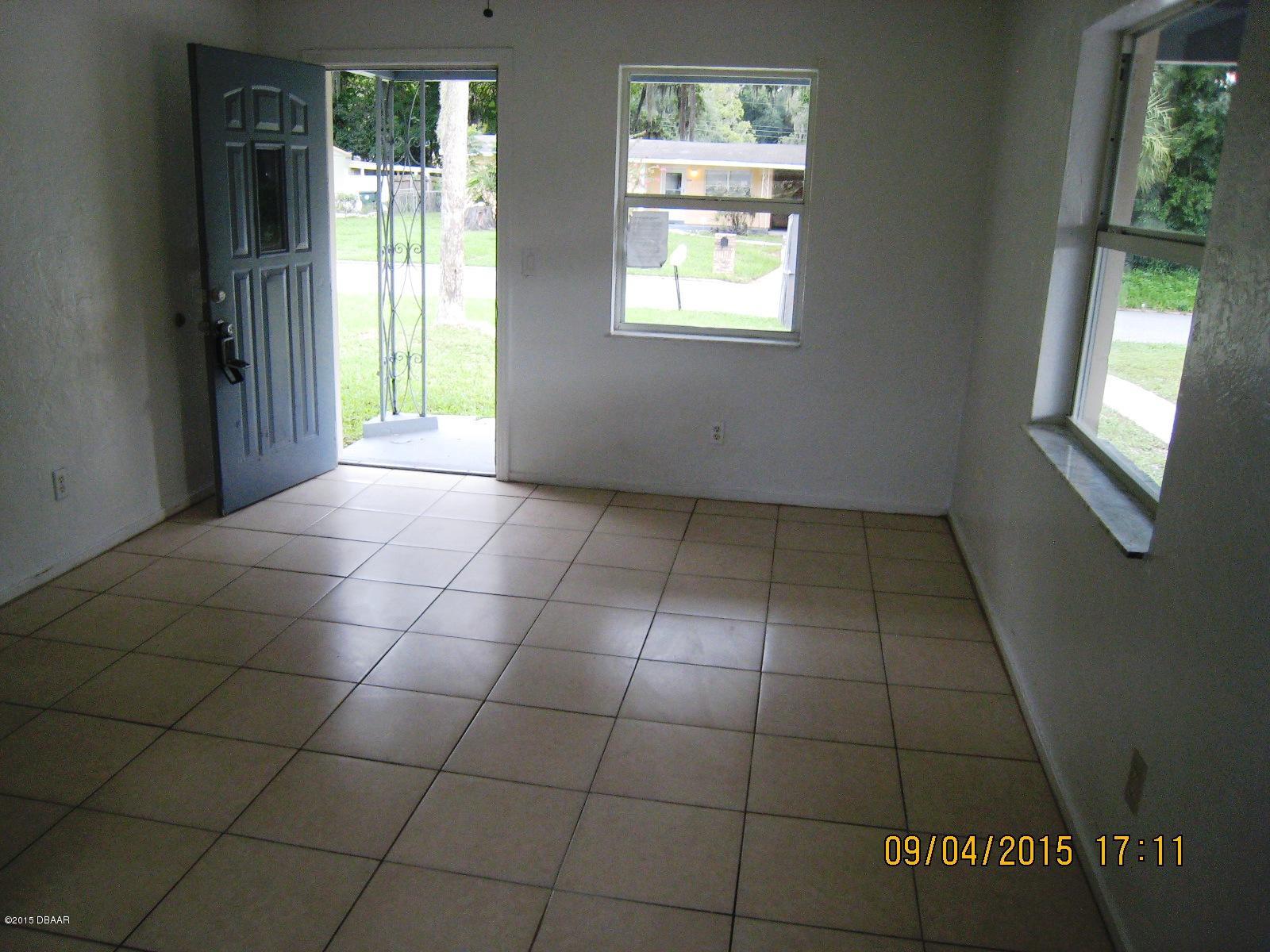 1049 Hampton Road Daytona Beach, FL 32114 - Photo 5 of 18 1049 Hampton 9 4 living