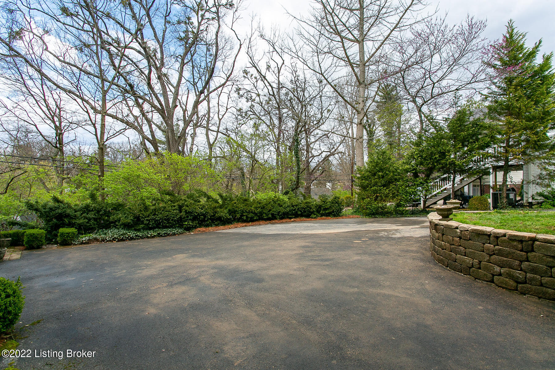 560 Sunset Road Louisville, KY 40206 - Photo 88 of 88 Driveway