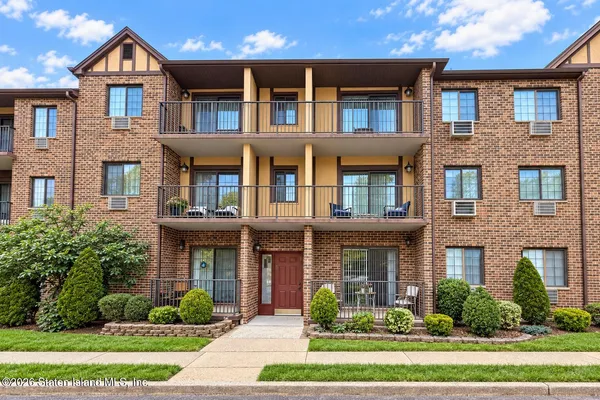 $369,000 | 20 Donna Court, Unit 2 | Heartland Village