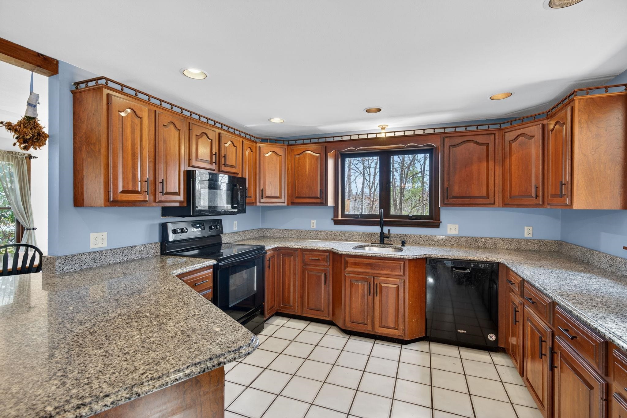 16 Berkeley Street Pelham, NH 03076 - Photo 5 of 50 Gallery Image 5