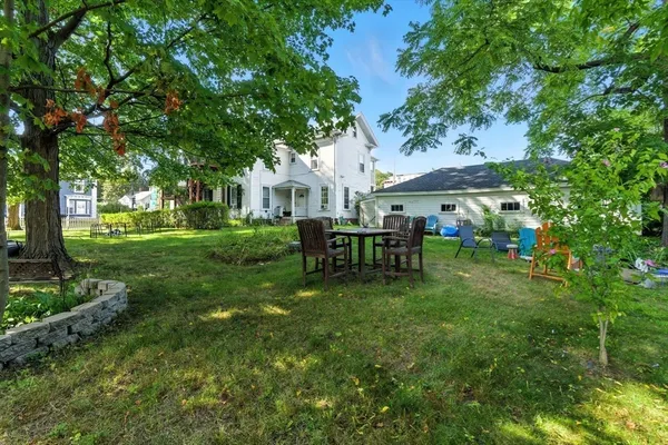 a view of a house with backyard and garden