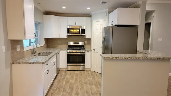 $1,900 | 9630 East Savile Circle, Houston, TX 77065