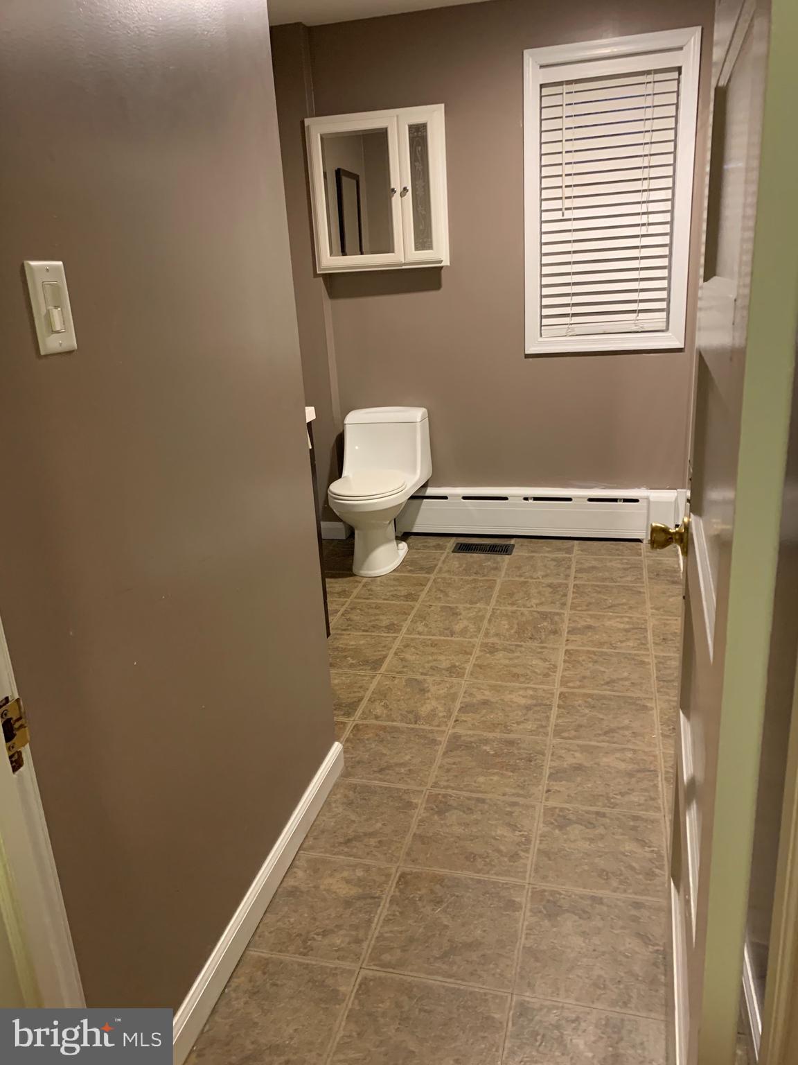 18 Ridge Boulevard Brookhaven, PA 19015 - Photo 12 of 29 Main level Full bath