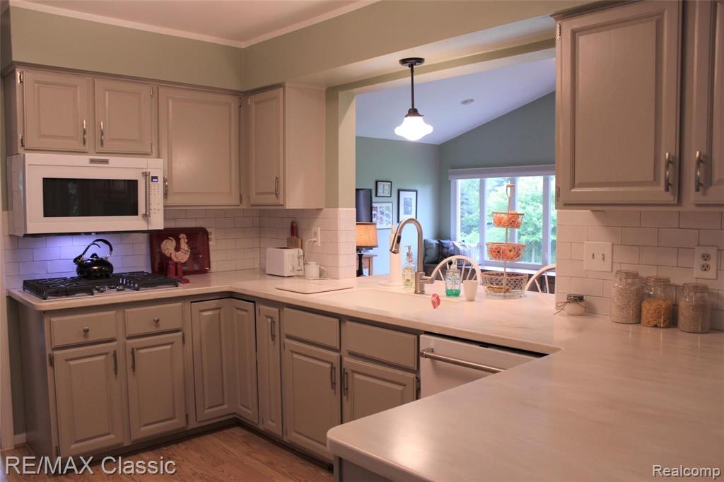41315 Coventry Road Novi, MI 48375 - Photo 10 of 38