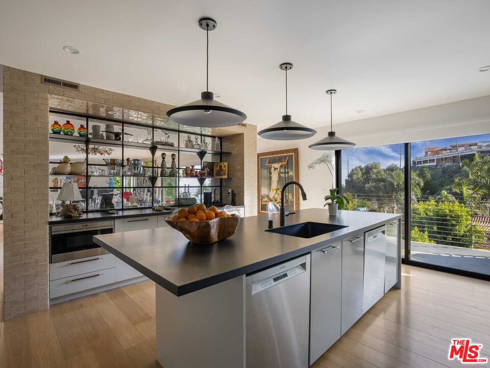 8480 Harold Way Los Angeles, CA 90069 - Photo 4 of 43