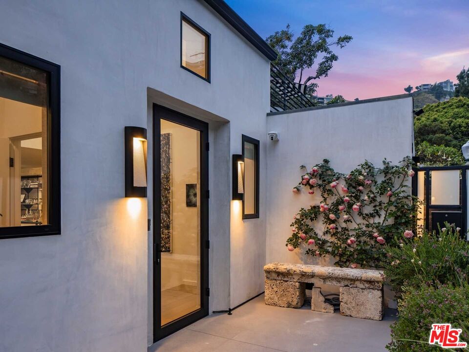 8480 Harold Way Los Angeles, CA 90069 - Photo 10 of 43