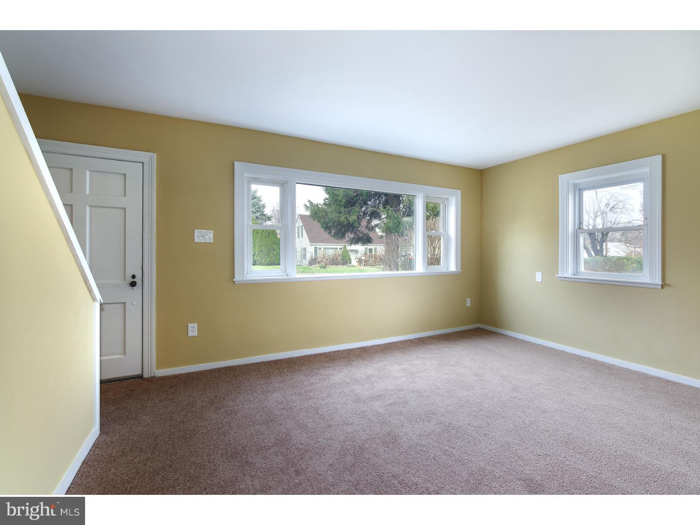504 Lockheed Avenue Reading, PA 19601 - Photo 3 of 22 Living Room