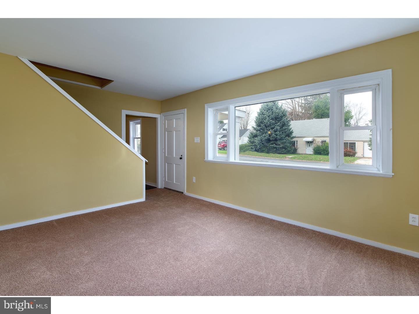 504 Lockheed Avenue Reading, PA 19601 - Photo 4 of 22 Living Room