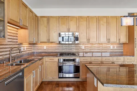 $1,100,000 | 215 10th Avenue South, Unit 708, Minneapolis, MN 55415