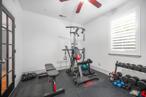 a view of livingroom with furniture