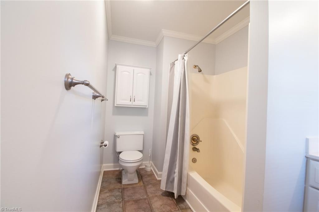 5808 Oakside Road Winston-Salem, NC 27104 - Photo 14 of 29 guest/hall bath