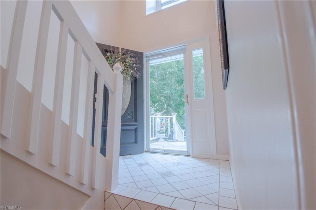 5808 Oakside Road Winston-Salem, NC 27104 - Photo 15 of 29 entryway from lower level