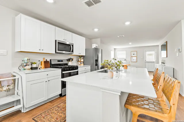 $2,200 | 14106 Llano, San Antonio, TX 78253