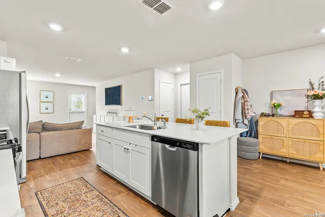 $2,200 | 14106 Llano, San Antonio, TX 78253