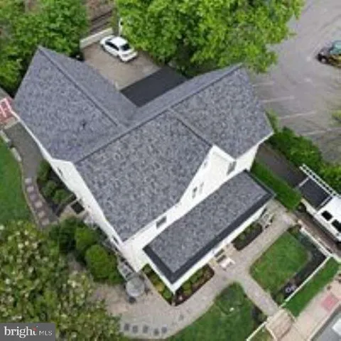 a view of a yard in front of the house