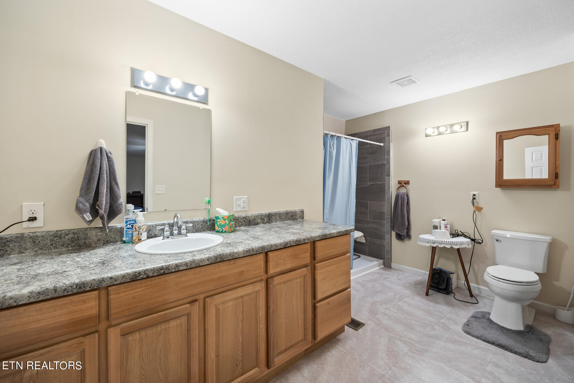 263 Spruce Loop Crossville, TN 38555 - Photo 16 of 35 2nd Suite Bath