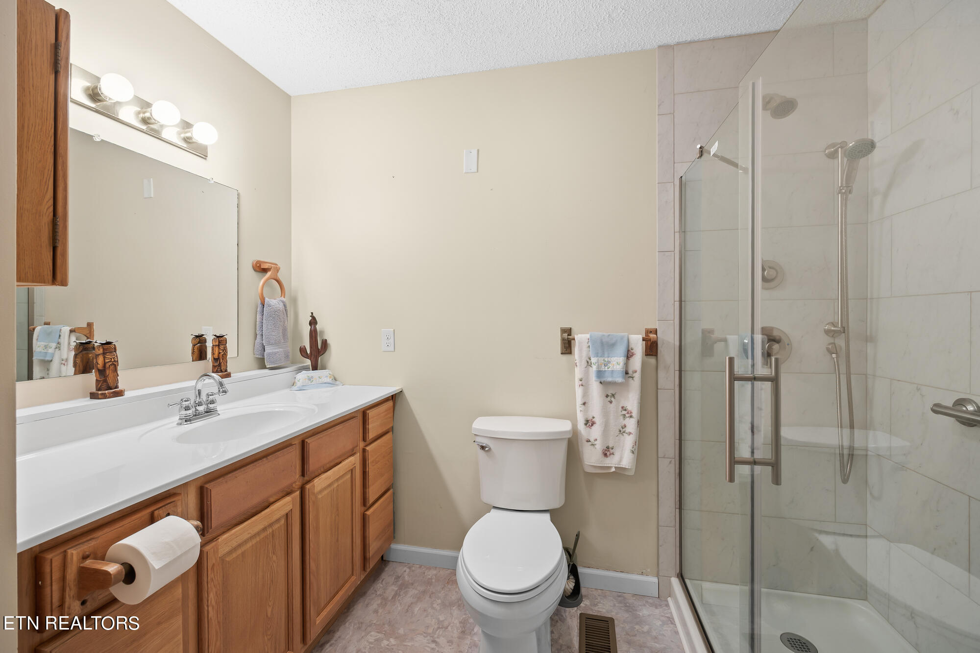 263 Spruce Loop Crossville, TN 38555 - Photo 23 of 35 Guest Bath