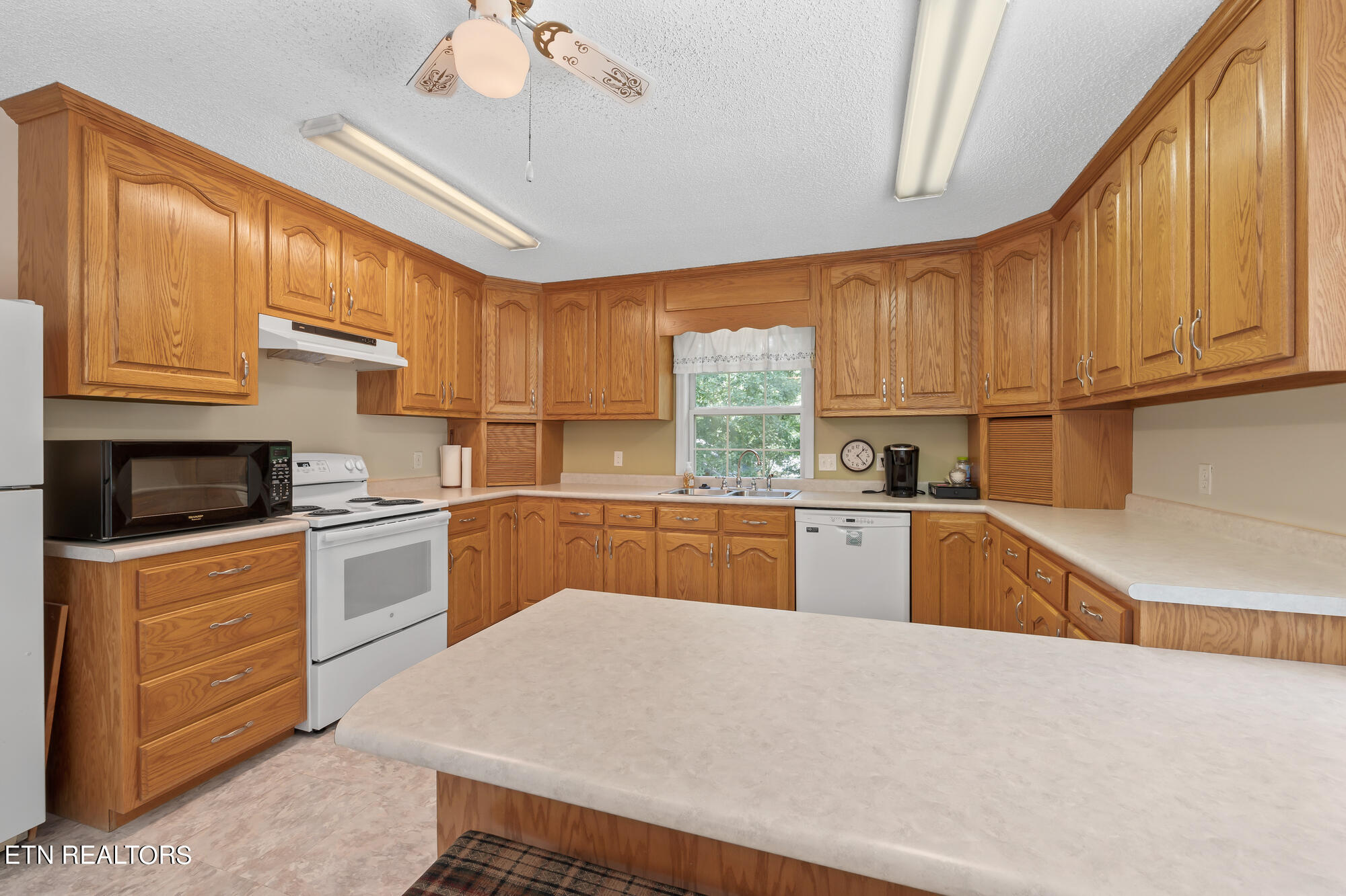 263 Spruce Loop Crossville, TN 38555 - Photo 25 of 35 Kitchen with Bar