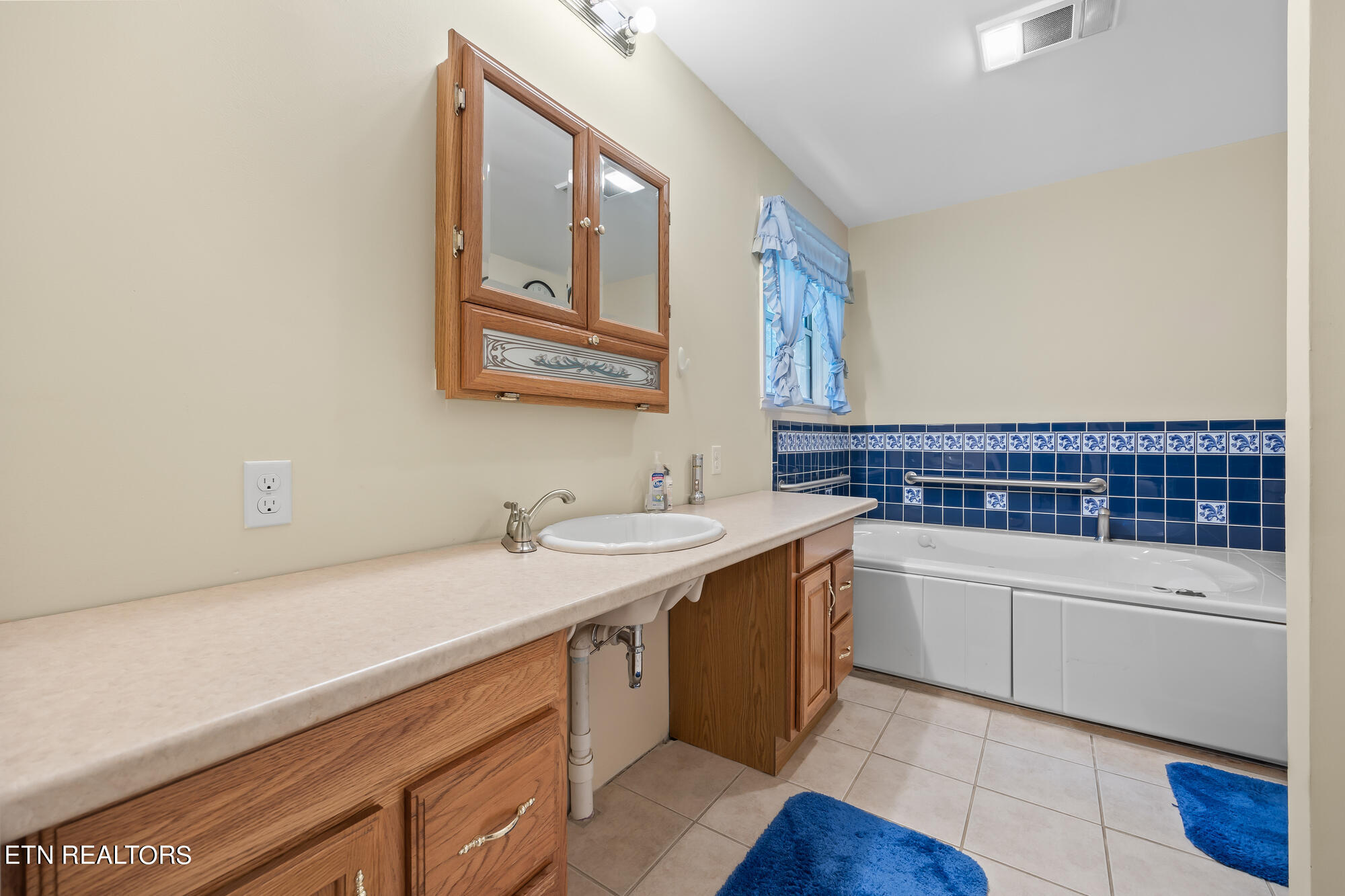 263 Spruce Loop Crossville, TN 38555 - Photo 34 of 35 Master with Jet Tub