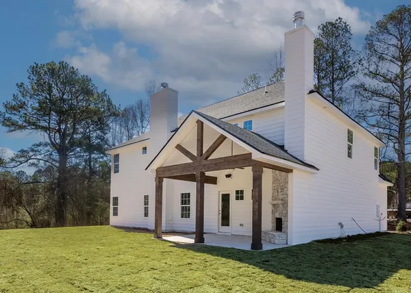 a view of a house with a yard