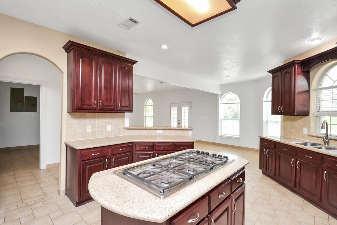 1321 East Archer Road Baytown, TX 77521 - Photo 9 of 26