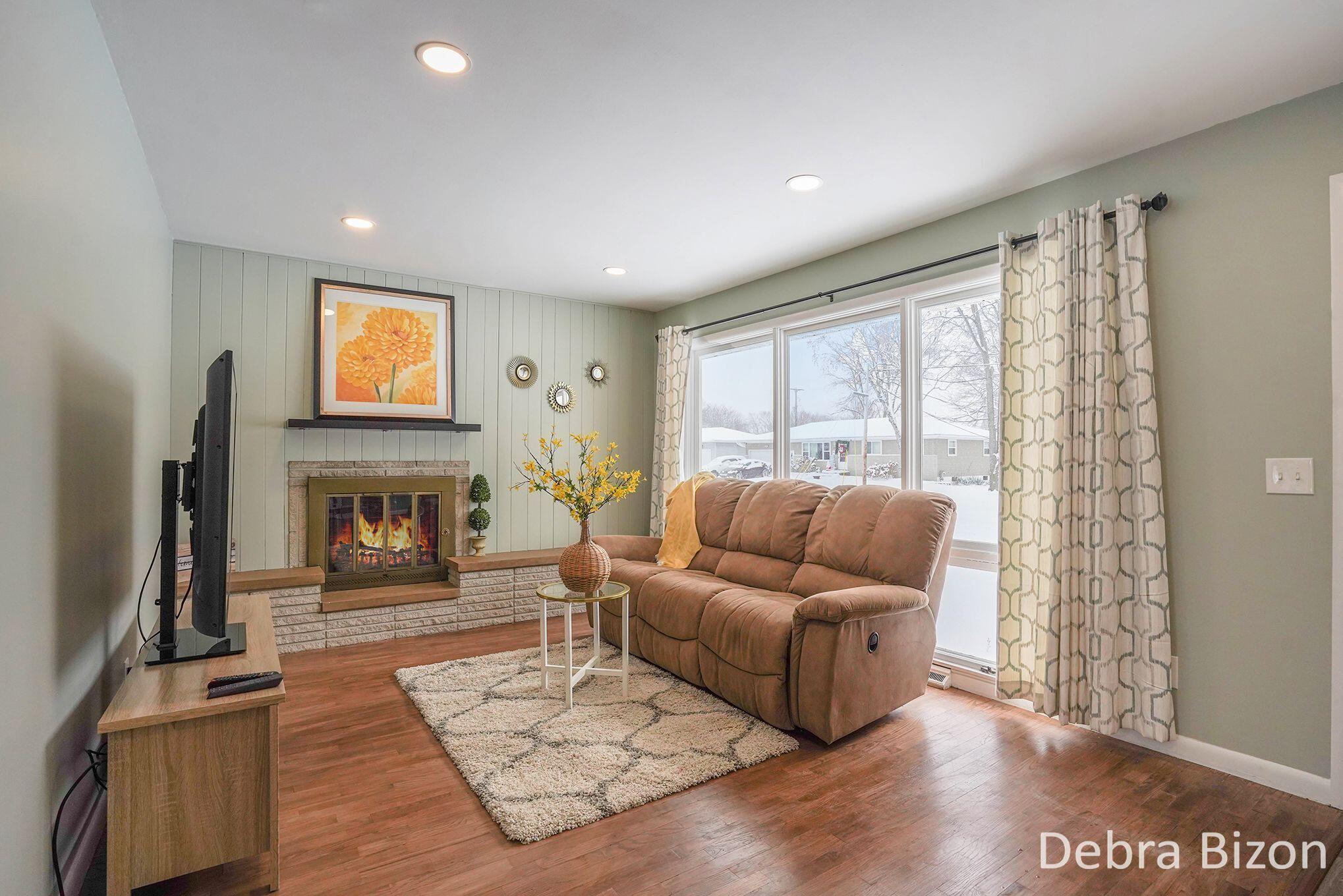 1114 Woodside Road Muskegon, MI 49441 - Photo 3 of 26 1114 Woodside living room to window