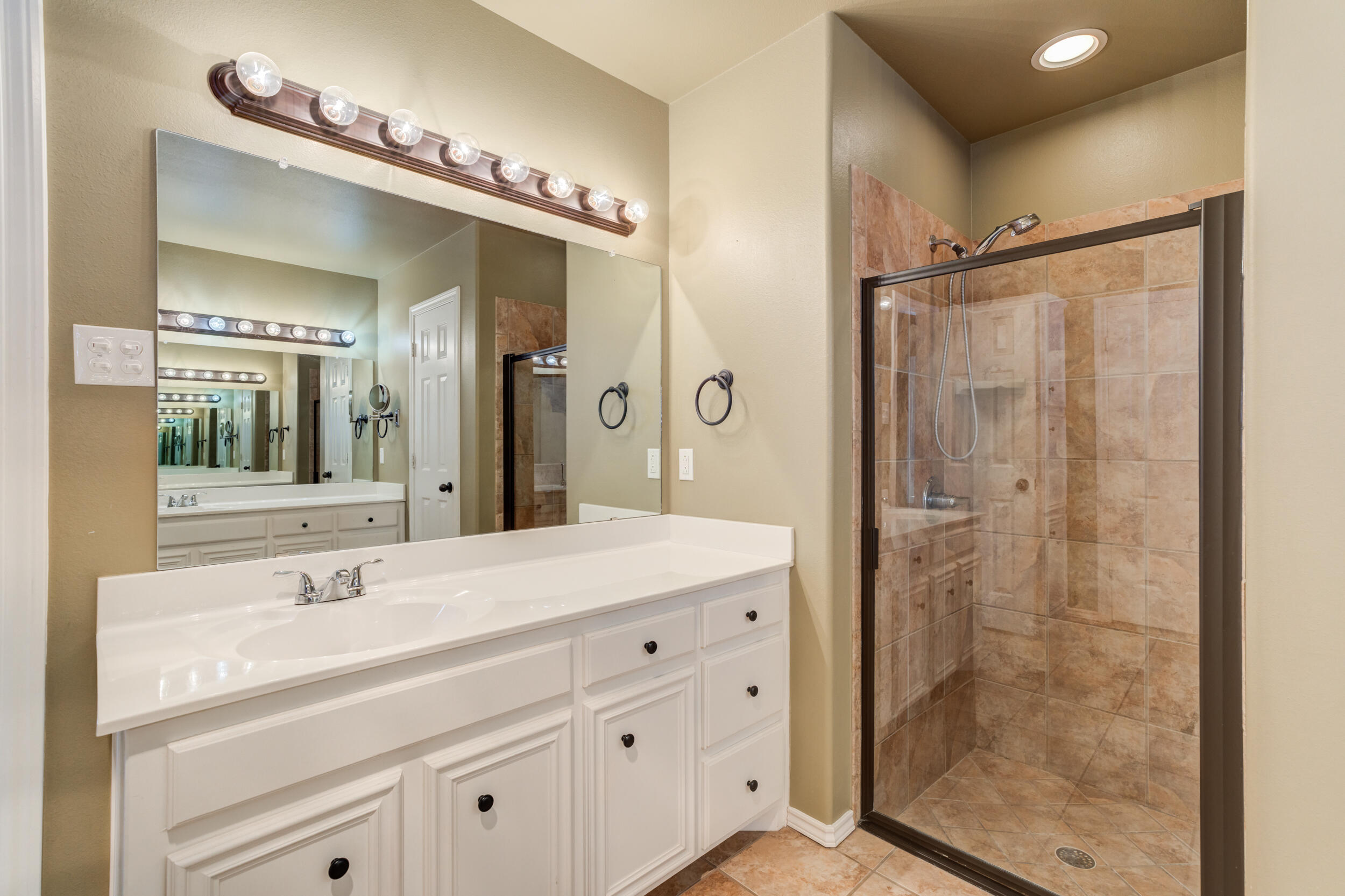 7513 85th Street Lubbock, TX 79424 - Photo 29 of 43 7513-85th-St_Lubbock-TX_36_Primary-Bathr