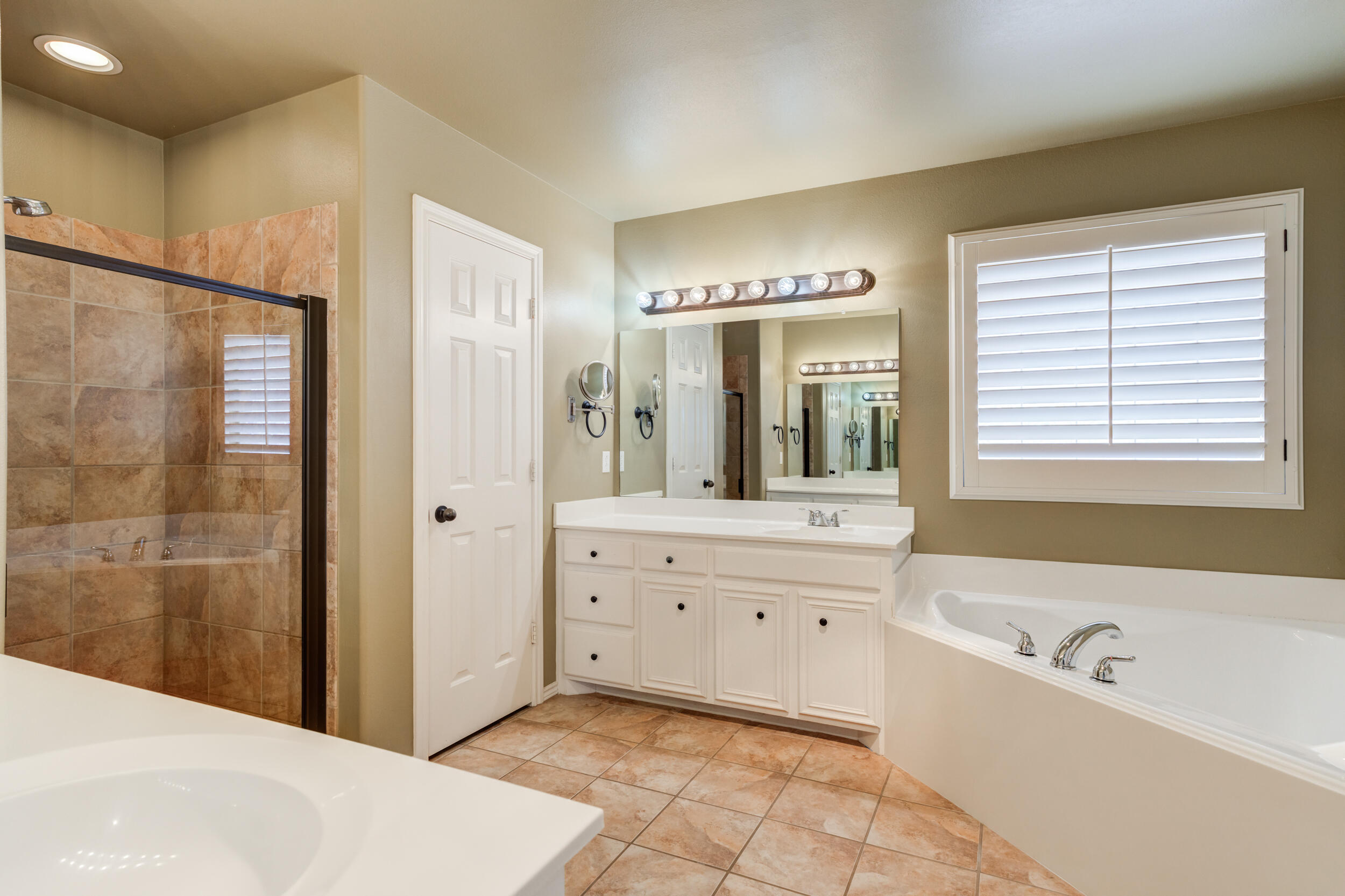 7513 85th Street Lubbock, TX 79424 - Photo 4 of 43 7513-85th-St_Lubbock-TX_34_Primary-Bathr