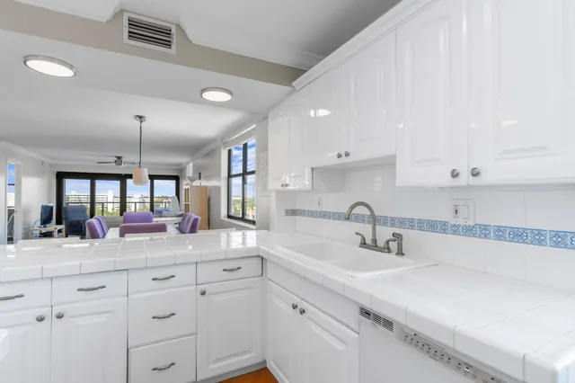 $375,000 | 1401 North Riverside Drive, Unit 1007, Pompano Beach, FL 33062