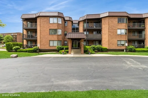 $255,000 | 6425 Clarendon Hills Road, Unit 311, Willowbrook, IL 60527