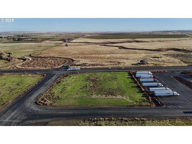 a black and white photo of a room