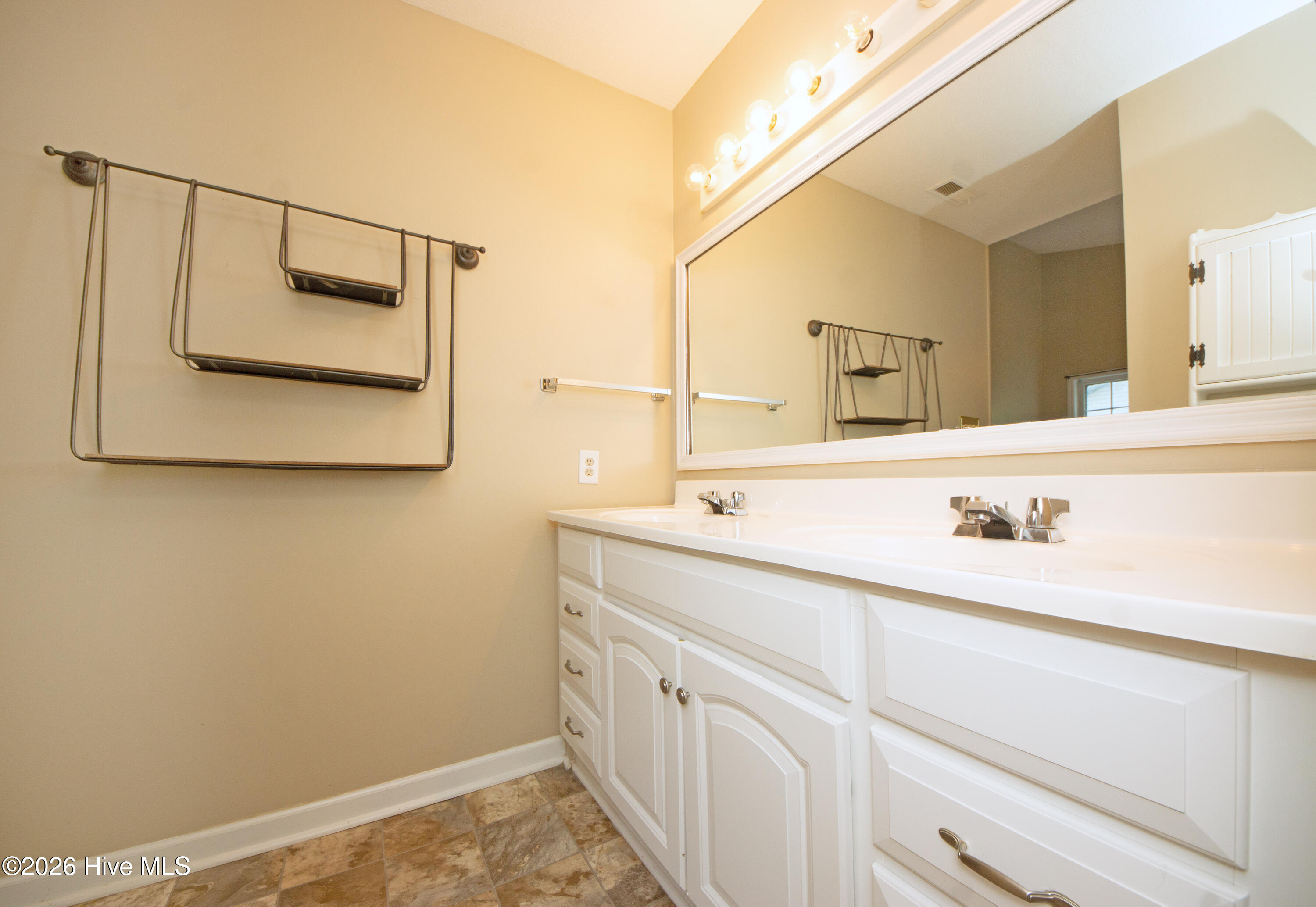 186 Raintree Circle Jacksonville, NC 28540 - Photo 25 of 30 Primary Bath