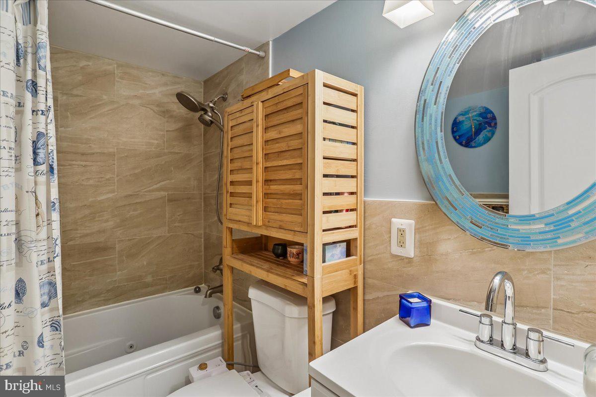 1437 Spring Road Northwest, Unit B1 Washington, DC 20010 - Photo 11 of 20 Bath with jacuzzi soaking tub & shower